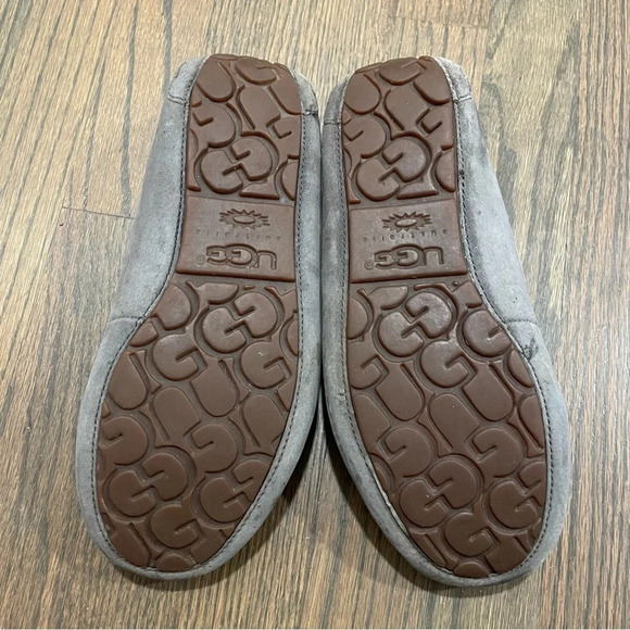 Ugg Dakota Mocassin Slipper - Picture 10 of 12